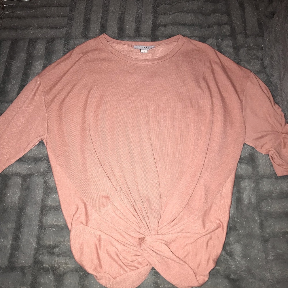 Quarter sleeve shirt.